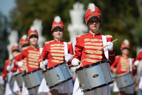 Шествие участников международного военно-музыкального фестиваля "Спасская башня" на ВДНХ 