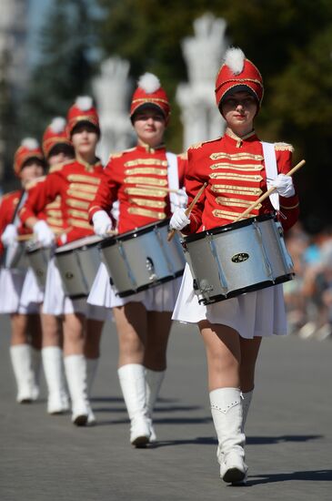 Шествие участников международного военно-музыкального фестиваля "Спасская башня" на ВДНХ 
