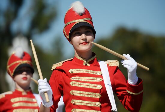 Шествие участников международного военно-музыкального фестиваля "Спасская башня" на ВДНХ 
