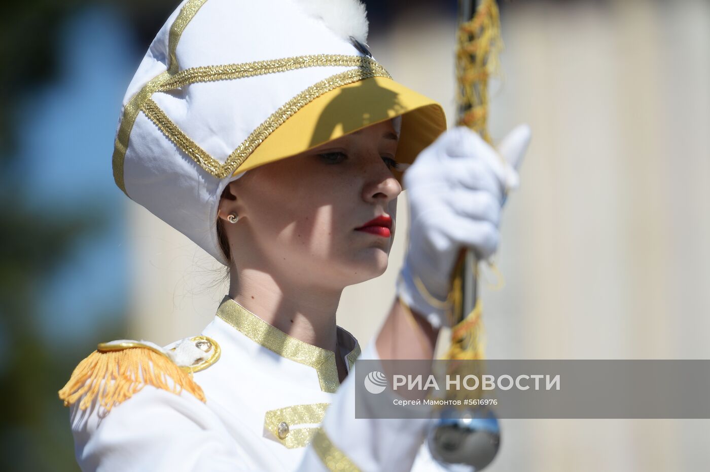 Шествие участников международного военно-музыкального фестиваля "Спасская башня" на ВДНХ