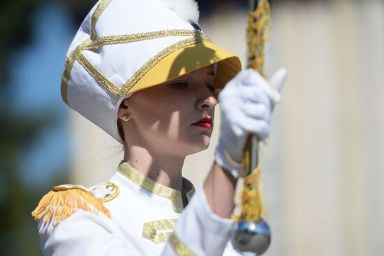 Шествие участников международного военно-музыкального фестиваля "Спасская башня" на ВДНХ 