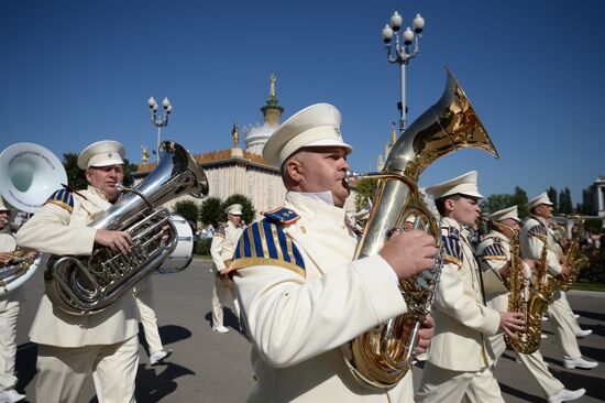 Шествие участников международного военно-музыкального фестиваля "Спасская башня" на ВДНХ 