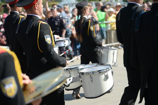 Шествие участников международного военно-музыкального фестиваля "Спасская башня" на ВДНХ 
