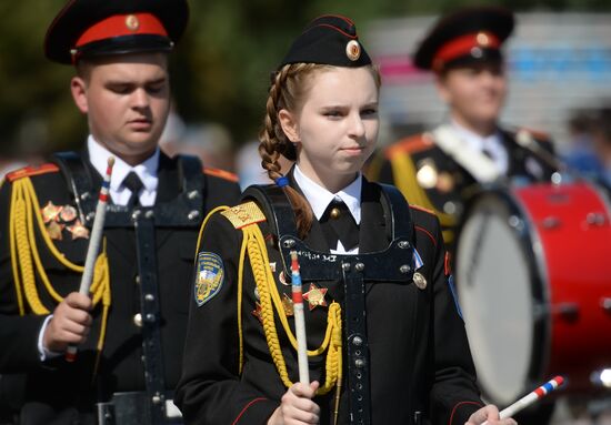 Шествие участников международного военно-музыкального фестиваля "Спасская башня" на ВДНХ 