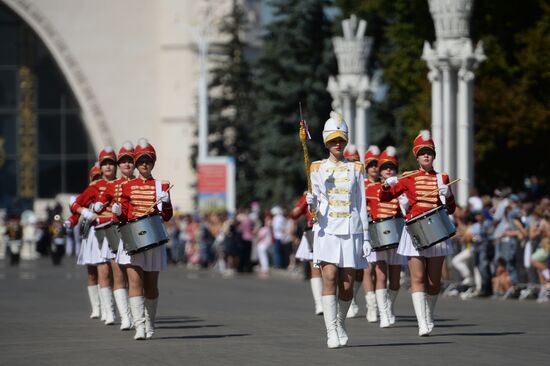 Шествие участников международного военно-музыкального фестиваля "Спасская башня" на ВДНХ 