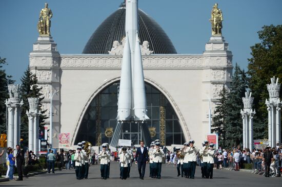 Шествие участников международного военно-музыкального фестиваля "Спасская башня" на ВДНХ 