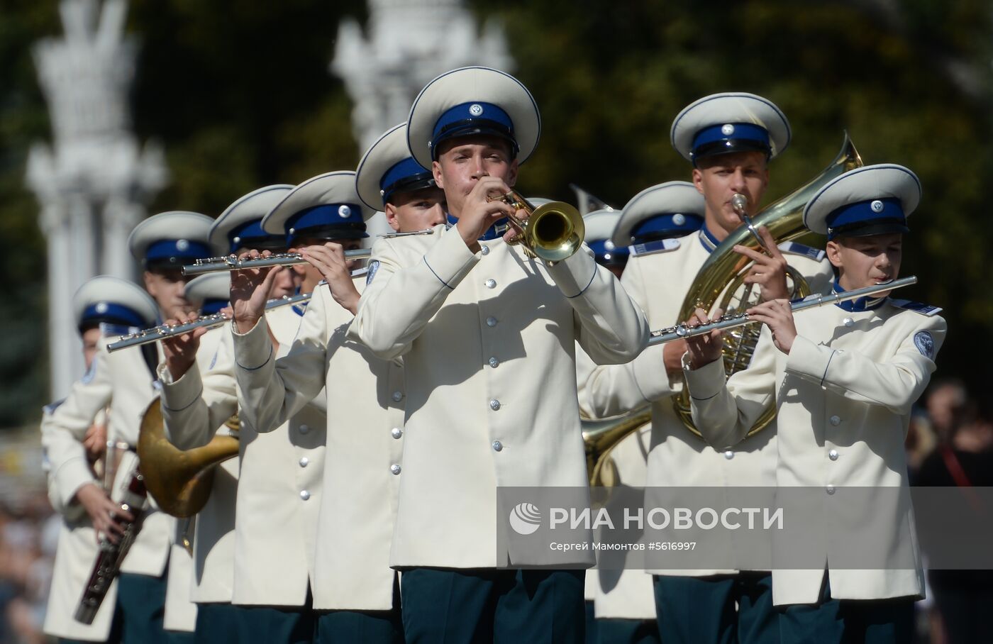 Шествие участников международного военно-музыкального фестиваля "Спасская башня" на ВДНХ