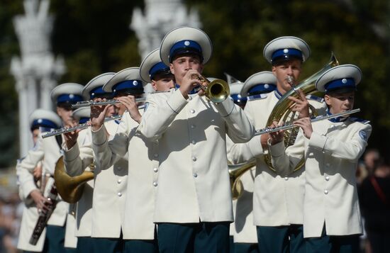 Шествие участников международного военно-музыкального фестиваля "Спасская башня" на ВДНХ 