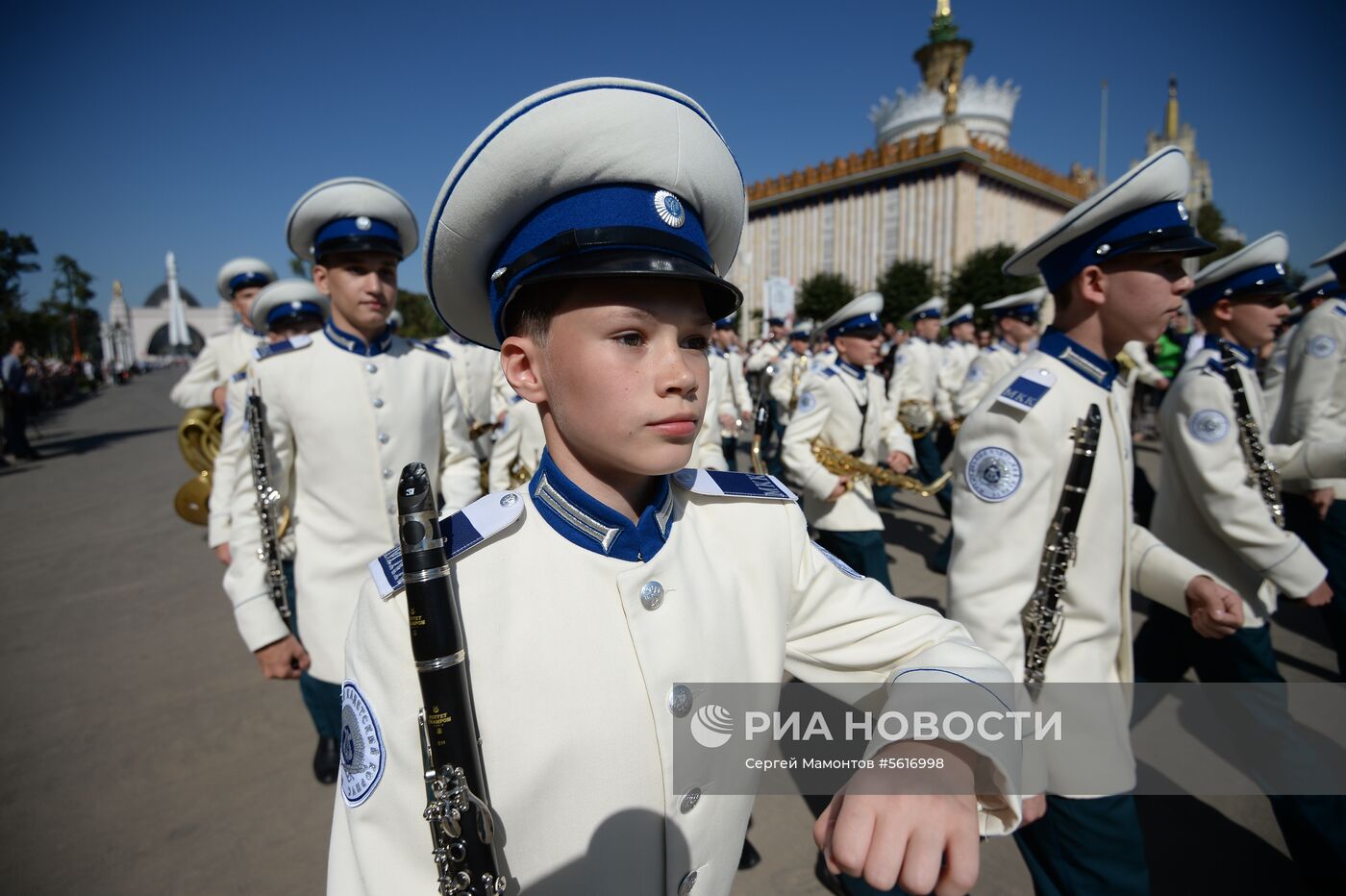 Шествие участников международного военно-музыкального фестиваля "Спасская башня" на ВДНХ