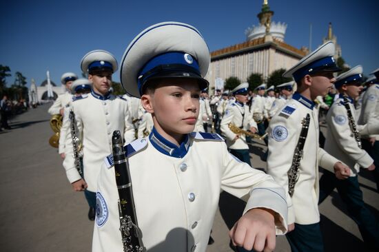 Шествие участников международного военно-музыкального фестиваля "Спасская башня" на ВДНХ 