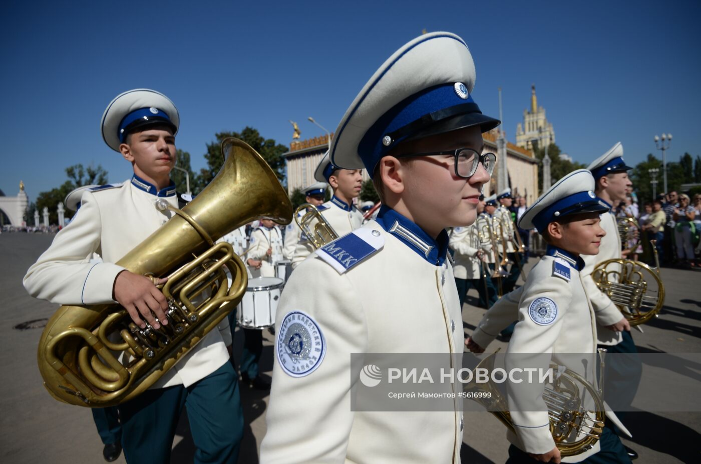Шествие участников международного военно-музыкального фестиваля "Спасская башня" на ВДНХ