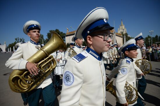 Шествие участников международного военно-музыкального фестиваля "Спасская башня" на ВДНХ 