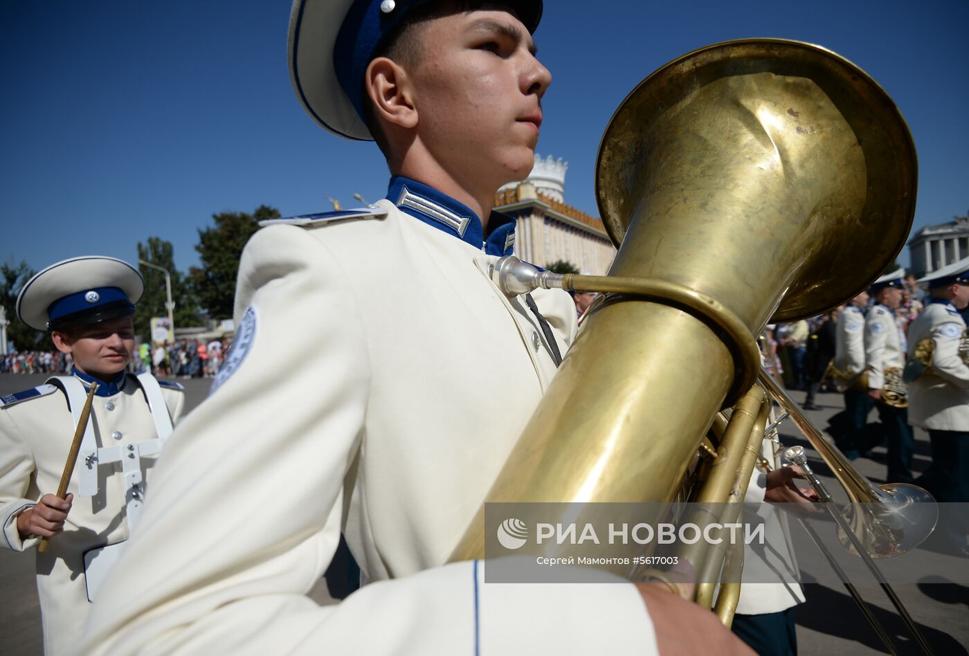 Шествие участников международного военно-музыкального фестиваля "Спасская башня" на ВДНХ