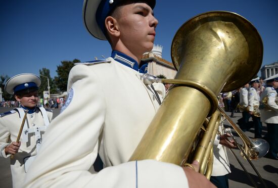 Шествие участников международного военно-музыкального фестиваля "Спасская башня" на ВДНХ 