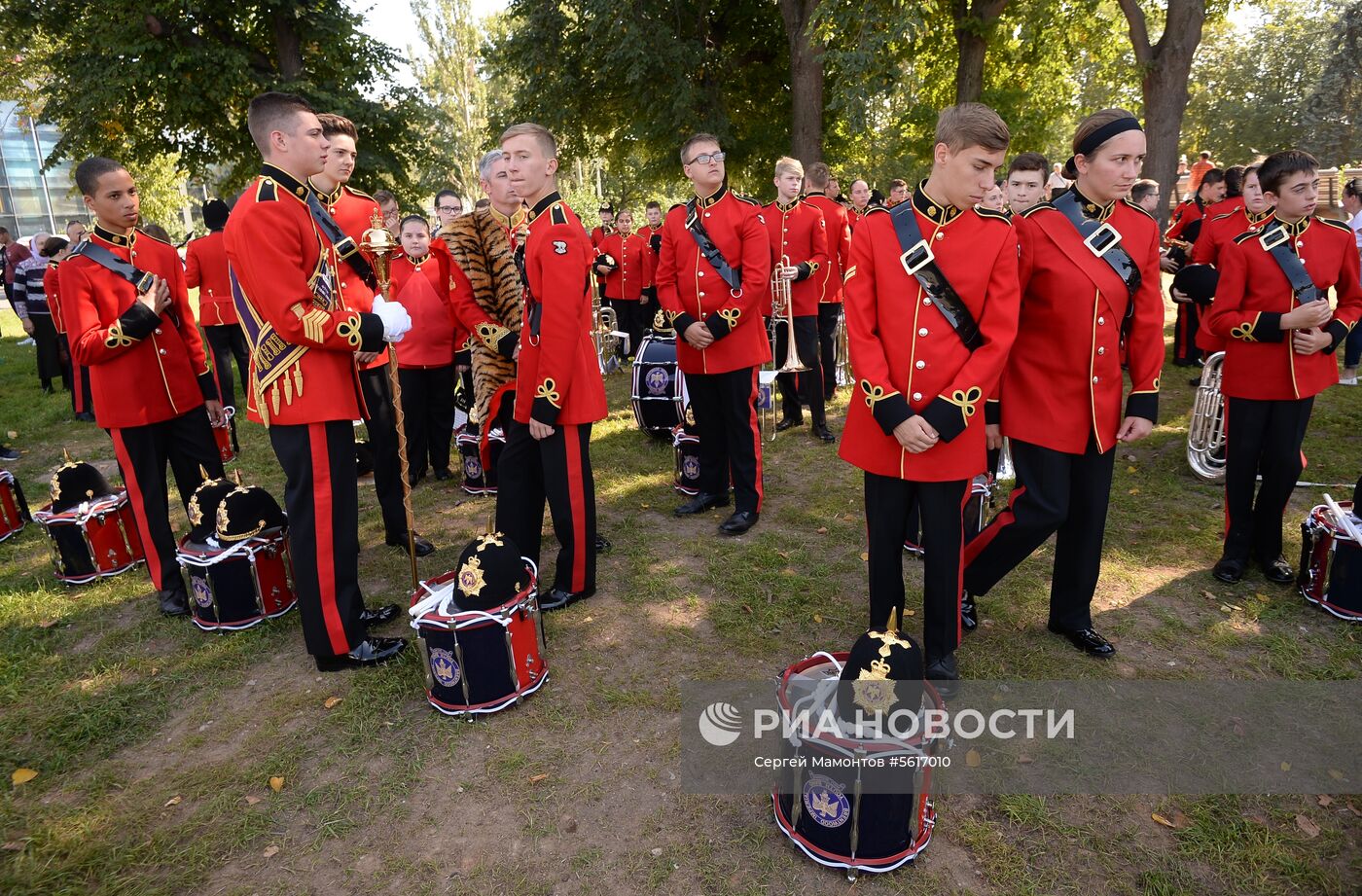 Шествие участников международного военно-музыкального фестиваля "Спасская башня" на ВДНХ