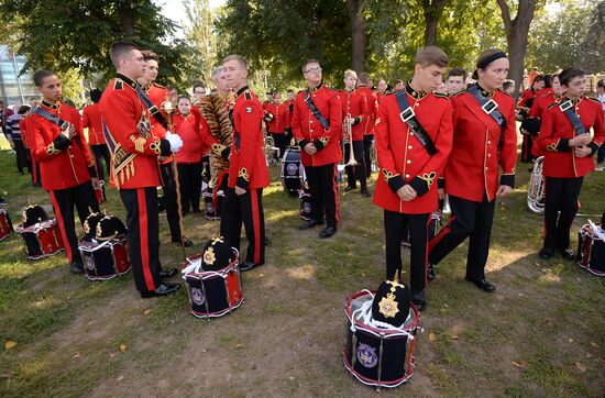 Шествие участников международного военно-музыкального фестиваля "Спасская башня" на ВДНХ 