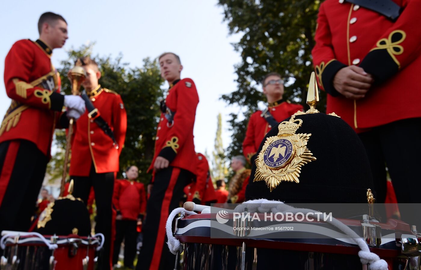 Шествие участников международного военно-музыкального фестиваля "Спасская башня" на ВДНХ