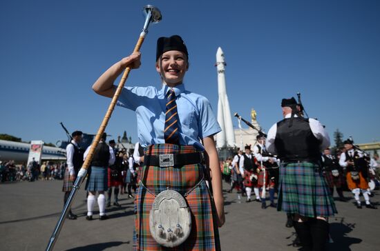 Шествие участников международного военно-музыкального фестиваля "Спасская башня" на ВДНХ 