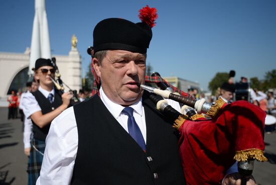 Шествие участников международного военно-музыкального фестиваля "Спасская башня" на ВДНХ 