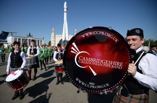 Шествие участников международного военно-музыкального фестиваля "Спасская башня" на ВДНХ 