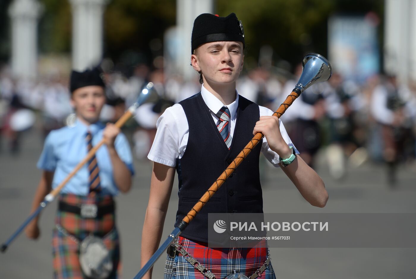 Шествие участников международного военно-музыкального фестиваля "Спасская башня" на ВДНХ