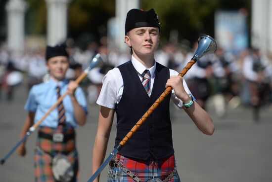 Шествие участников международного военно-музыкального фестиваля "Спасская башня" на ВДНХ 
