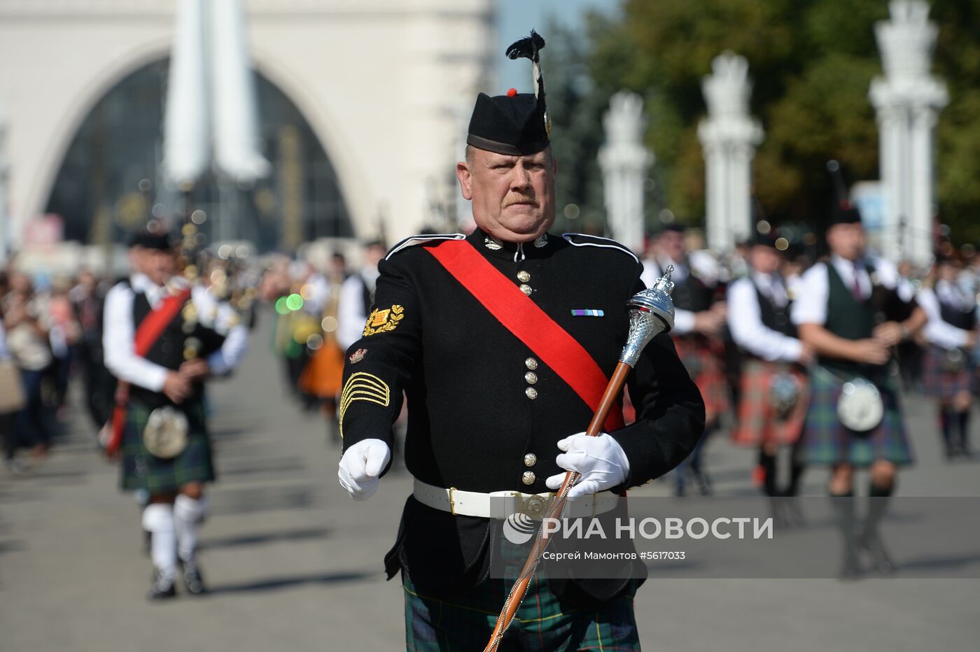 Шествие участников международного военно-музыкального фестиваля "Спасская башня" на ВДНХ