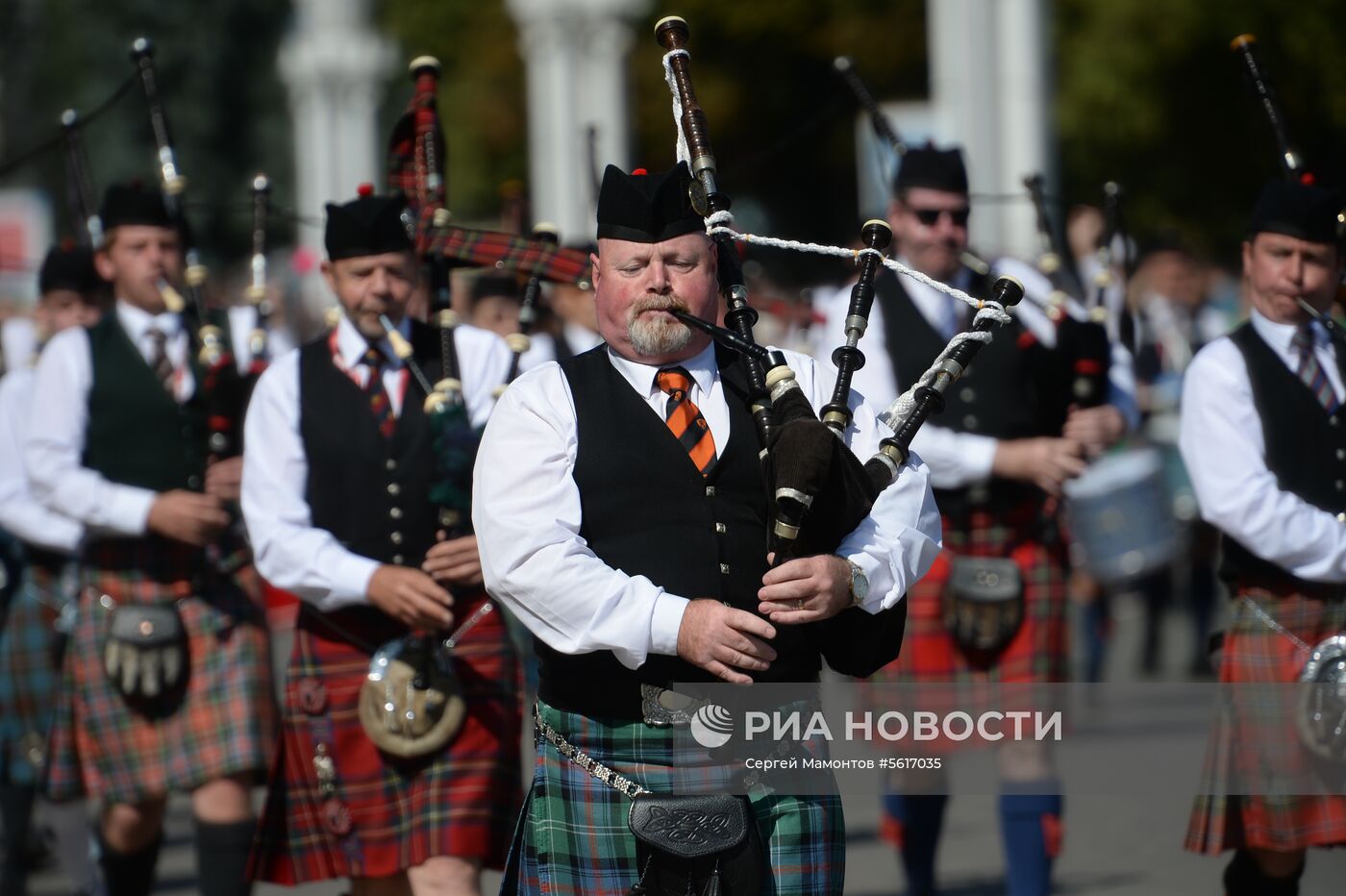 Шествие участников международного военно-музыкального фестиваля "Спасская башня" на ВДНХ