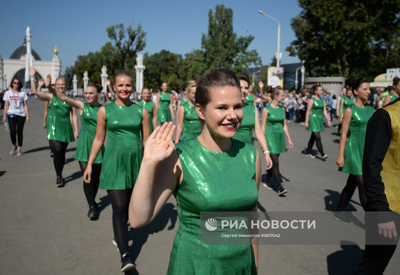 Шествие участников международного военно-музыкального фестиваля "Спасская башня" на ВДНХ