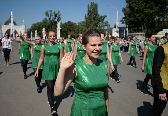 Шествие участников международного военно-музыкального фестиваля "Спасская башня" на ВДНХ 