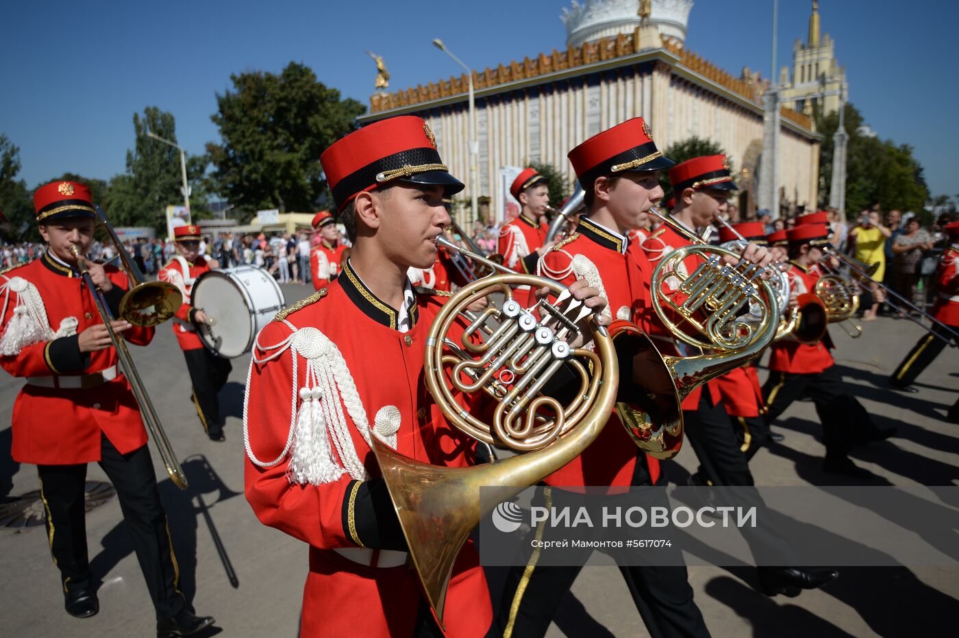 Шествие участников международного военно-музыкального фестиваля "Спасская башня" на ВДНХ