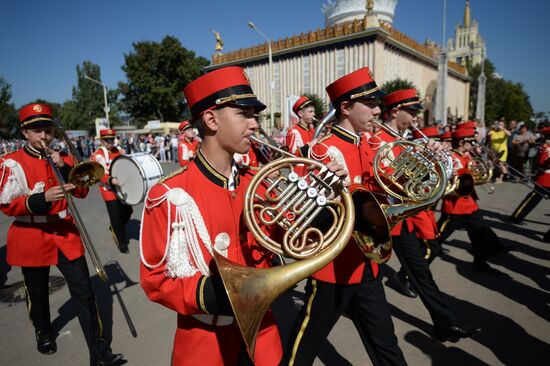 Шествие участников международного военно-музыкального фестиваля "Спасская башня" на ВДНХ 