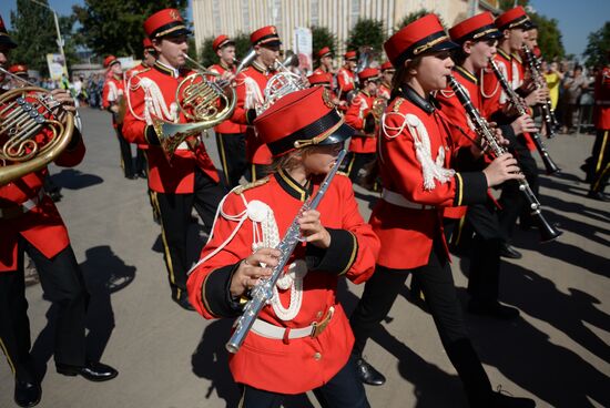 Шествие участников международного военно-музыкального фестиваля "Спасская башня" на ВДНХ 