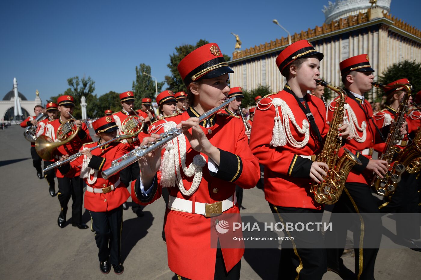 Шествие участников международного военно-музыкального фестиваля "Спасская башня" на ВДНХ