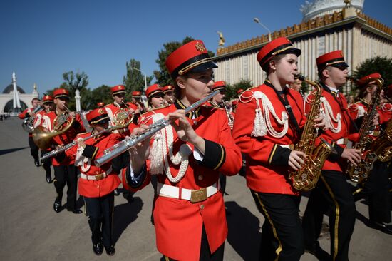 Шествие участников международного военно-музыкального фестиваля "Спасская башня" на ВДНХ 