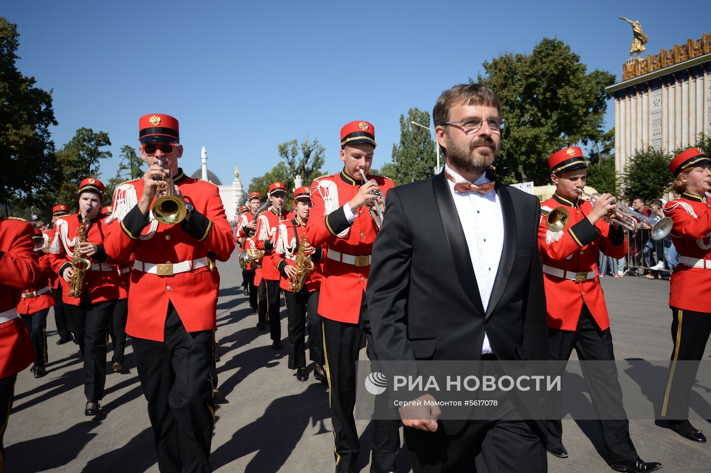 Шествие участников международного военно-музыкального фестиваля "Спасская башня" на ВДНХ