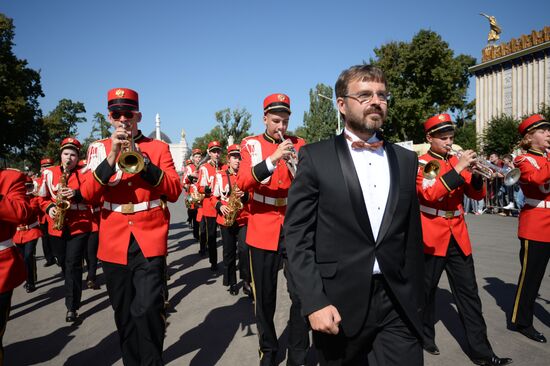 Шествие участников международного военно-музыкального фестиваля "Спасская башня" на ВДНХ 