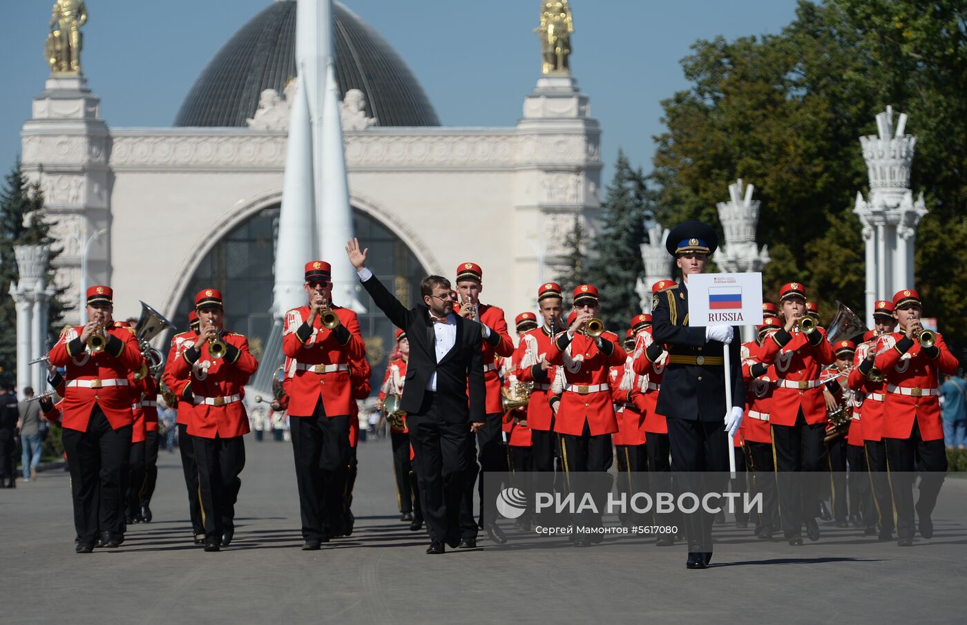 Шествие участников международного военно-музыкального фестиваля "Спасская башня" на ВДНХ