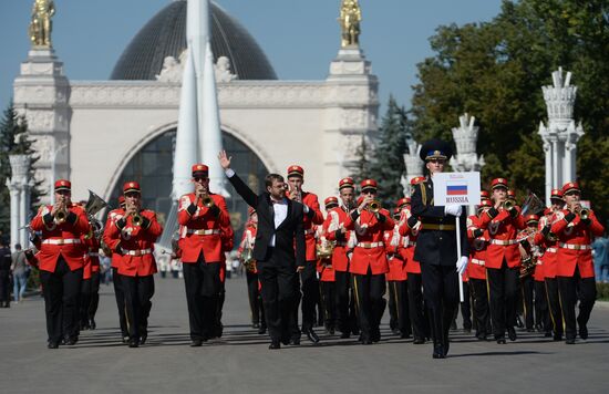 Шествие участников международного военно-музыкального фестиваля "Спасская башня" на ВДНХ 