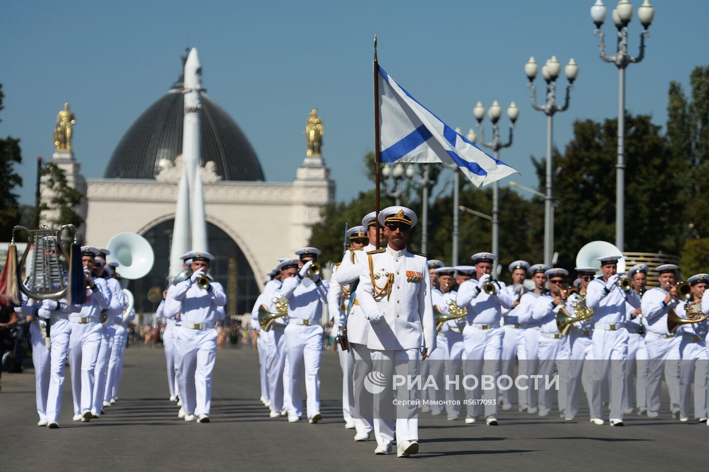 Шествие участников международного военно-музыкального фестиваля "Спасская башня" на ВДНХ