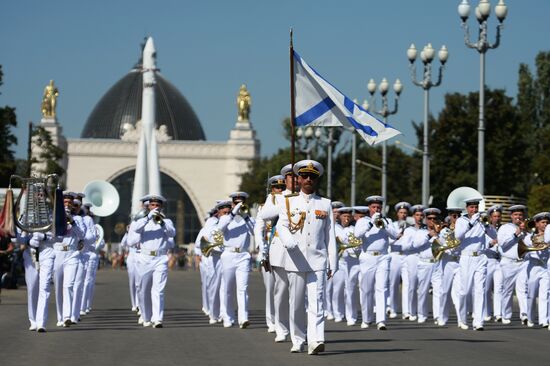 Шествие участников международного военно-музыкального фестиваля "Спасская башня" на ВДНХ 
