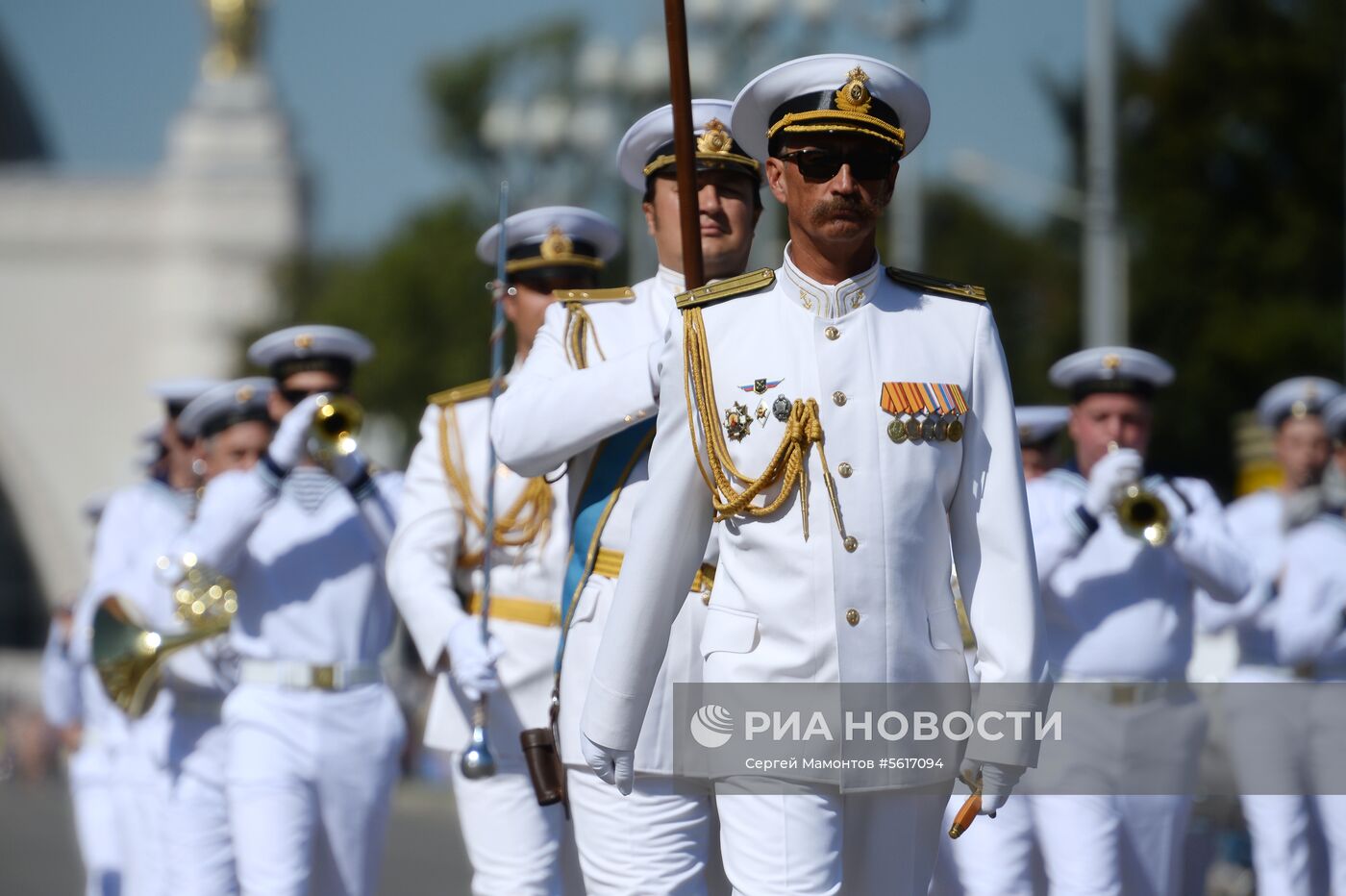 Шествие участников международного военно-музыкального фестиваля "Спасская башня" на ВДНХ