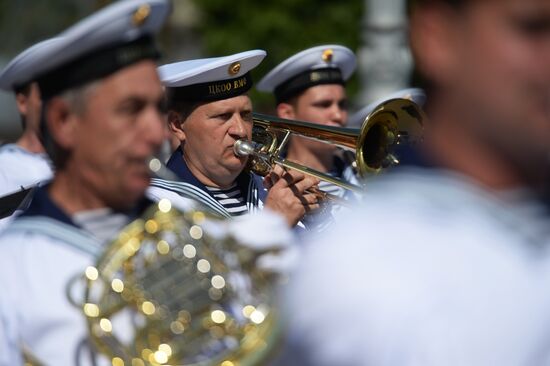 Шествие участников международного военно-музыкального фестиваля "Спасская башня" на ВДНХ 