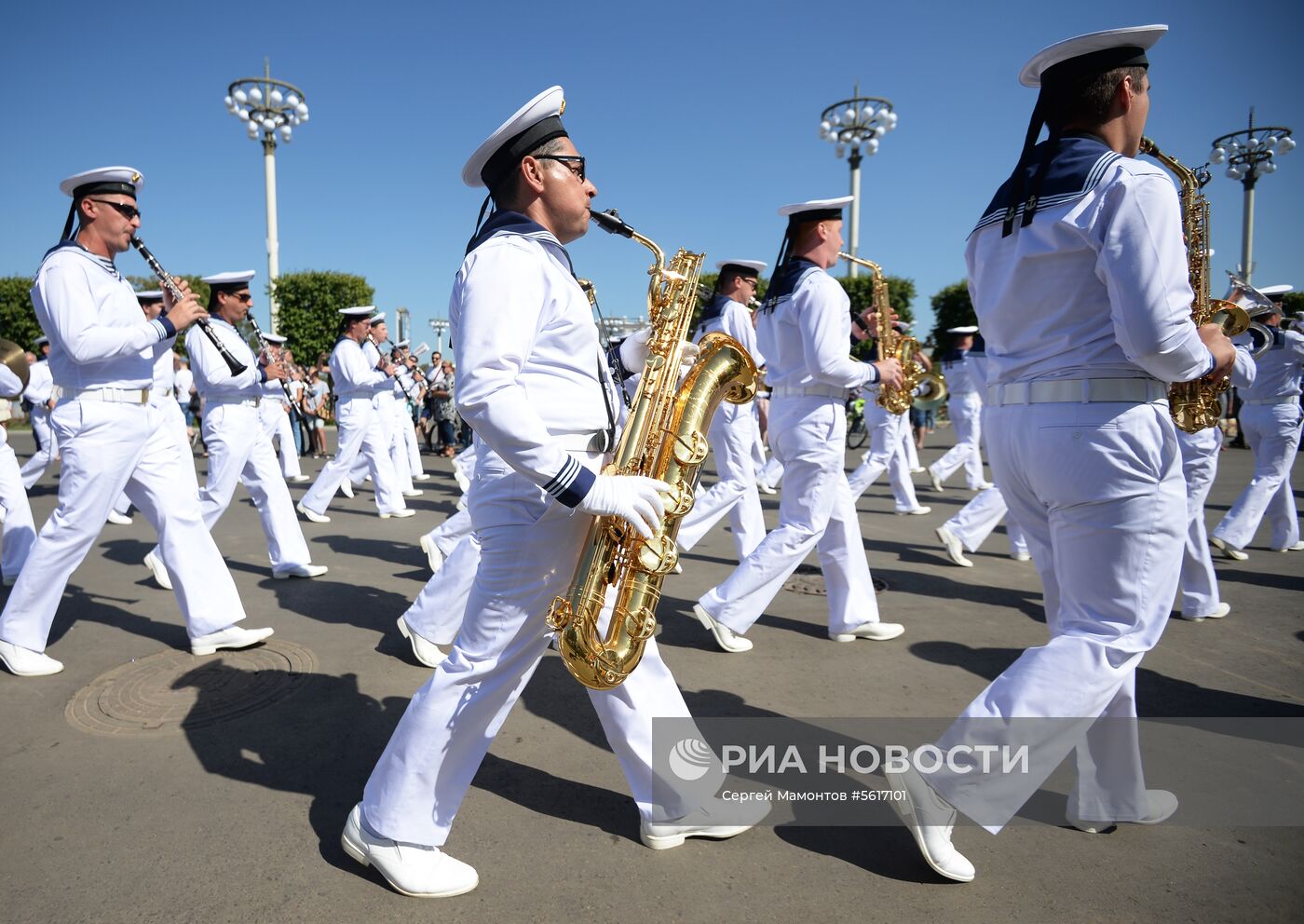 Шествие участников международного военно-музыкального фестиваля "Спасская башня" на ВДНХ