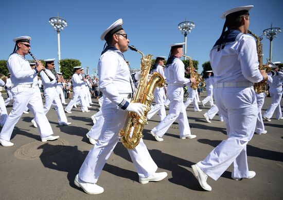 Шествие участников международного военно-музыкального фестиваля "Спасская башня" на ВДНХ 