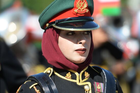 Шествие участников международного военно-музыкального фестиваля "Спасская башня" на ВДНХ 