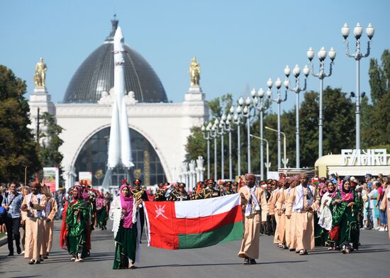 Шествие участников международного военно-музыкального фестиваля "Спасская башня" на ВДНХ 