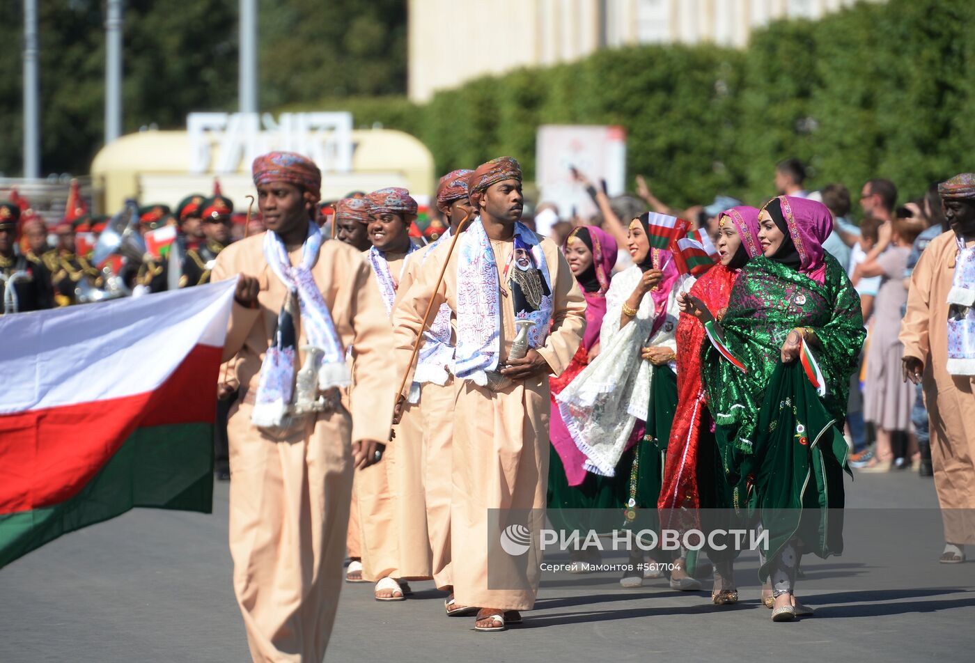 Шествие участников международного военно-музыкального фестиваля "Спасская башня" на ВДНХ