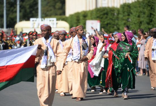 Шествие участников международного военно-музыкального фестиваля "Спасская башня" на ВДНХ 