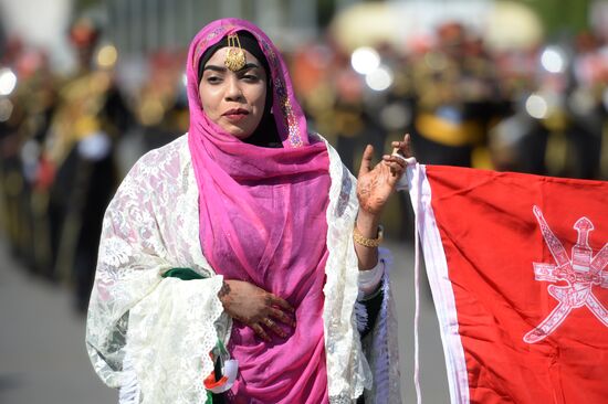 Шествие участников международного военно-музыкального фестиваля "Спасская башня" на ВДНХ 